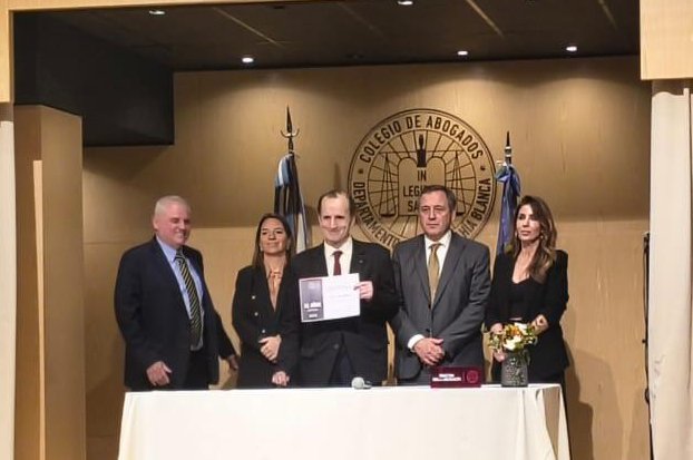 José Manuel Sáez junto a colegas durante el reconocimiento en el Colegio de Abogados
